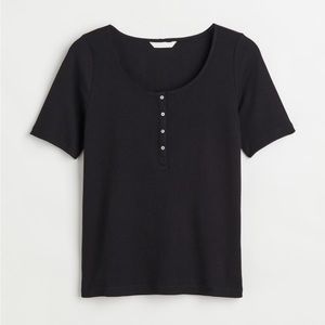 ✨3/$15✨ H&M Button Down Ribbed Tshirt